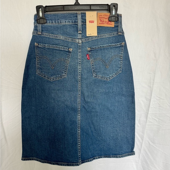 NWT Levi's Classic Iconic Denim Skirt in Medium Wash - Picture 4 of 8